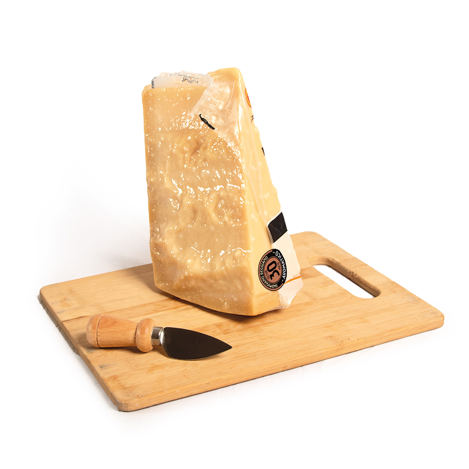 punta di parmigiano reggiano oltre 30 mesi sottovuoto posta su un tagliere di legno insieme all'apposito coltellino